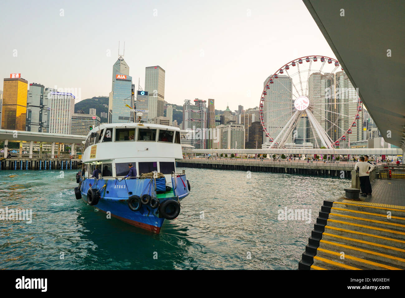 Central, Hong Kong - 12 Marzo 2018: Scena presso il Molo Centrale. Il servizio di traghetto dall'isola di Hong Kong a Kowloon. Foto Stock