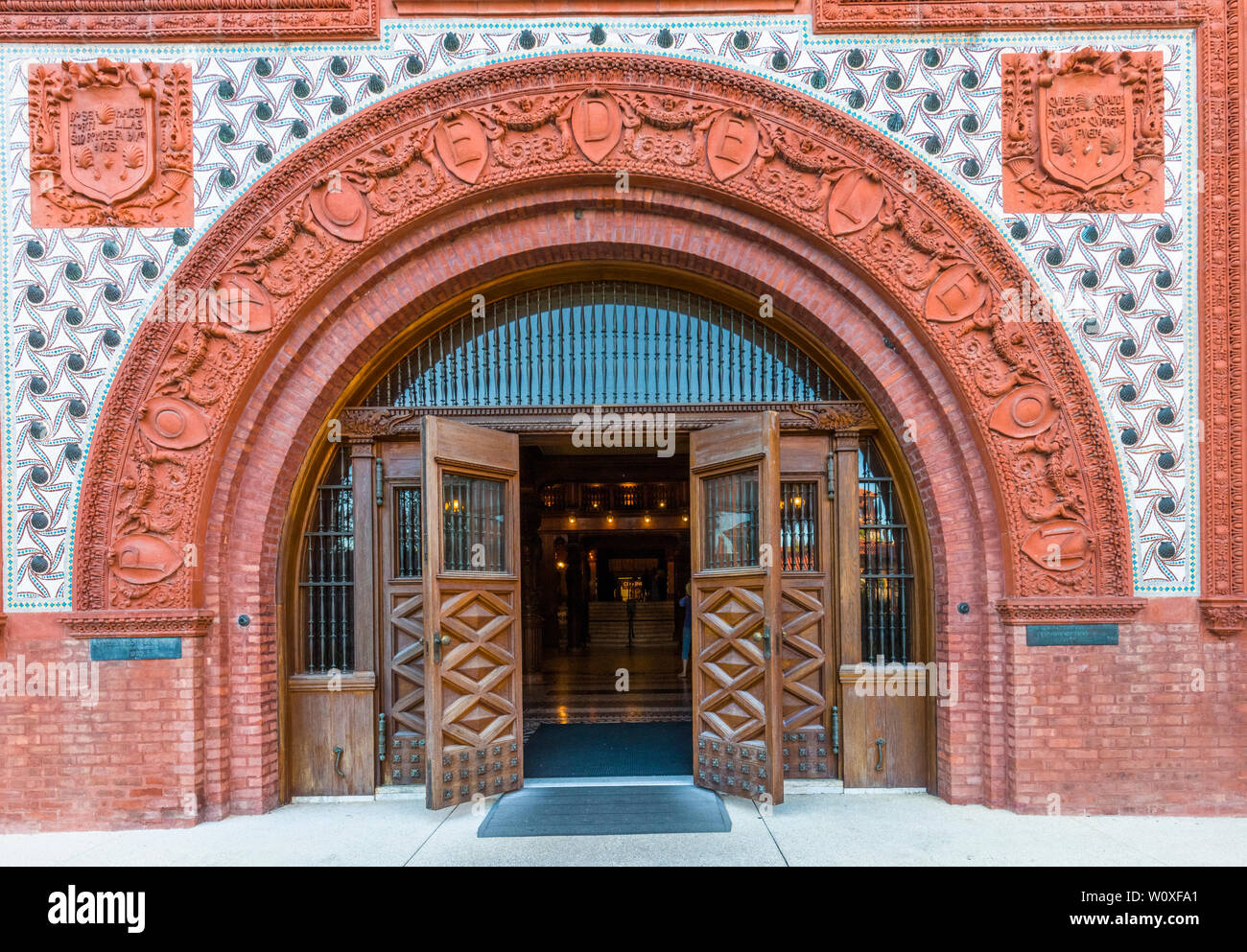 Entrata principale Flagler College nella storica St Augustine Florida l'ex Hotel Ponce de Leon è elencato come una pietra miliare storica nazionale Foto Stock
