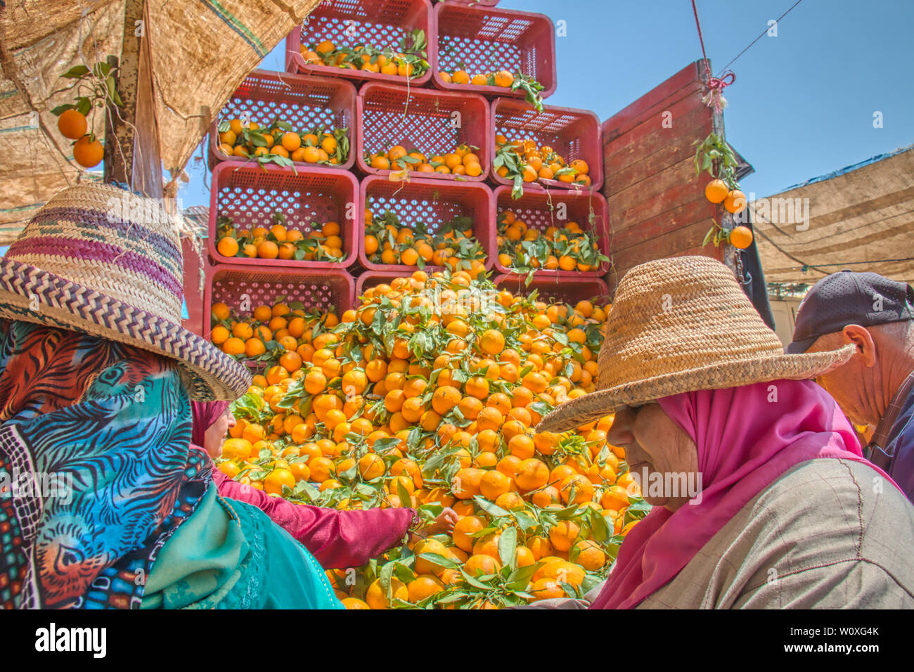 Oued Laou, Tetouan, Marocco - 4 Maggio 2019: le donne marocchine acquisto di arance nel souk di Oued Laou, dove ogni sabato un mercato tradizionale è impostato Foto Stock