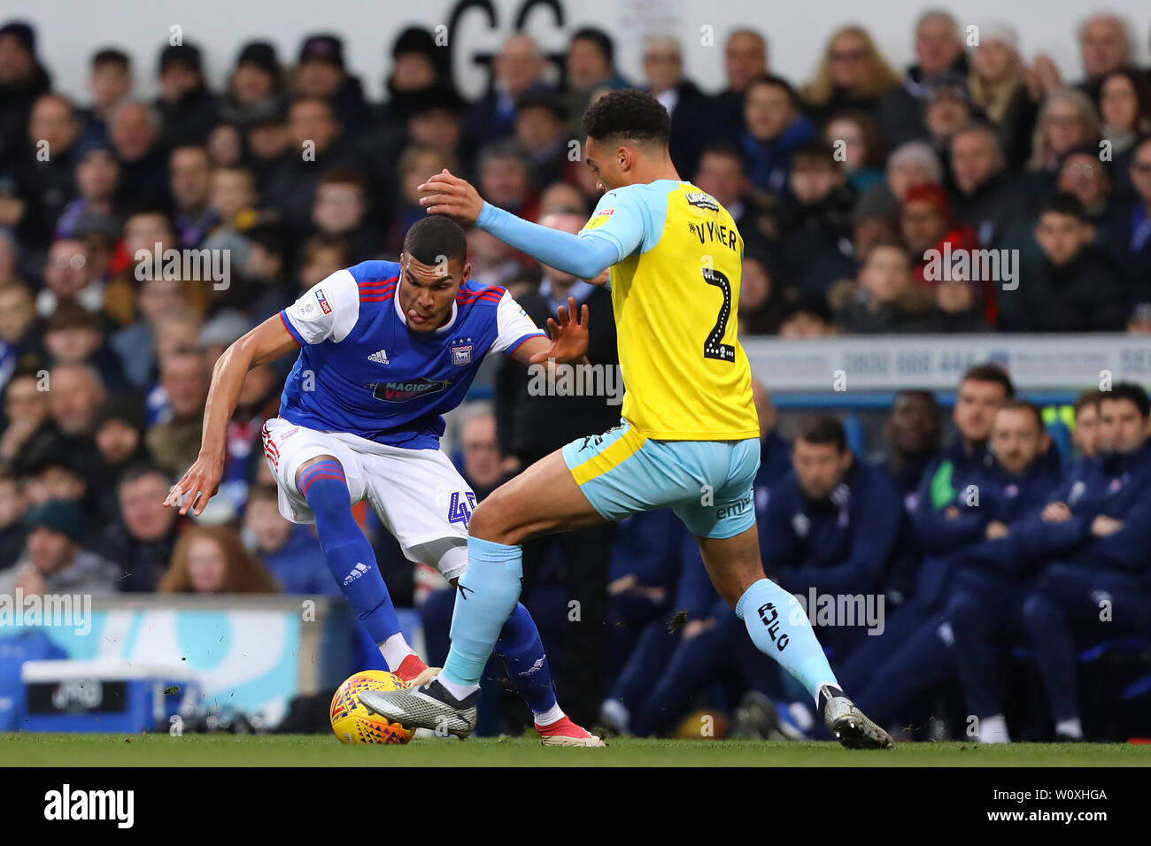 Collin Quaner di Ipswich Town batte Zak Vyner di Rotherham Regno - Ipswich Town v Rotherham Regno, Sky scommessa campionato, Portman Road, Ipswich - XII Gennaio 2019 solo uso editoriale - DataCo restrizioni si applicano Foto Stock