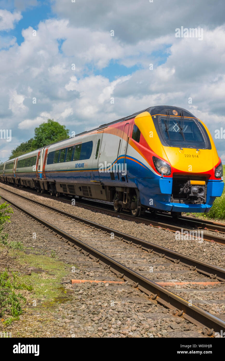 East Midlands diesel multiple unit passeggeri ad alta velocità servizio treno 222014 viaggia verso London St Pancras, passando, Oakham Rutland Inghilterra. Foto Stock