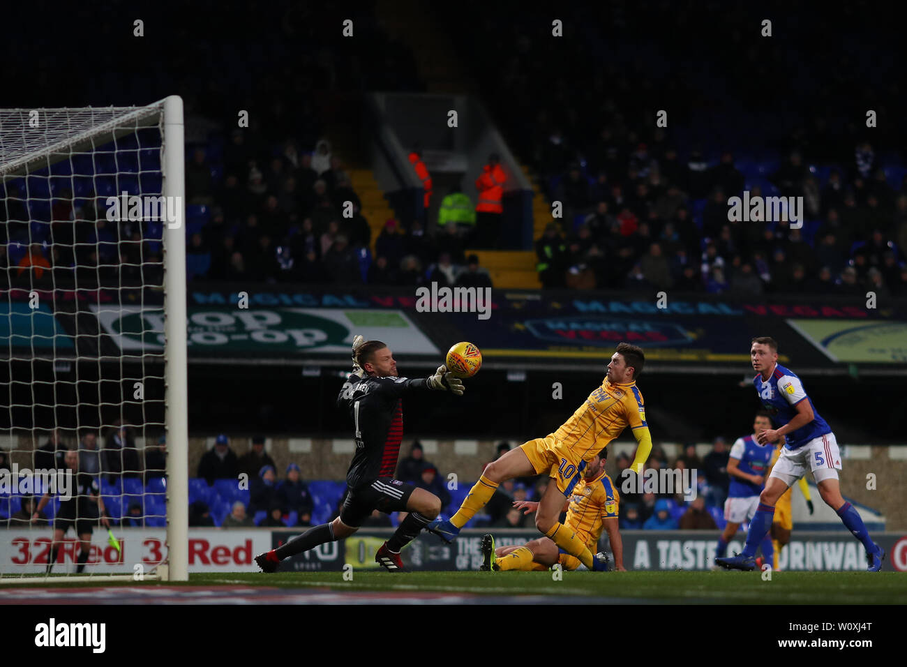 Dean Gerken di Ipswich Town rende un salvataggio di negare Josh Windass di Wigan Athletic - Ipswich Town v Wigan atletico, Sky scommessa campionato, Portman Road, Ipswich - 15 dicembre 2018 solo uso editoriale - DataCo restrizioni si applicano Foto Stock