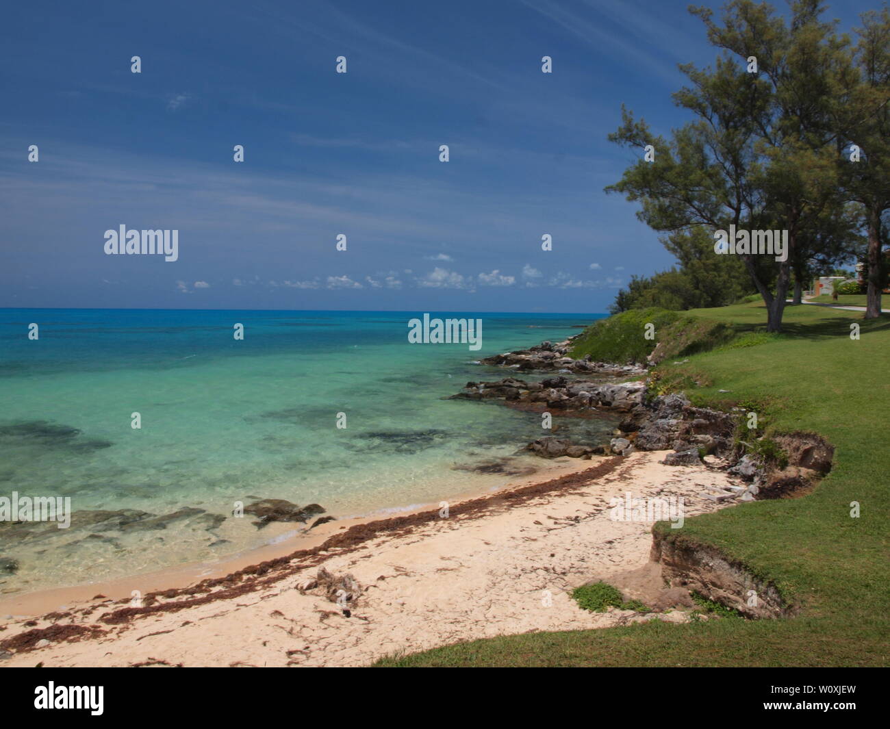 Appartata spiaggia Bermuda scena lungo Somerset Rd. Come la maggior parte delle spiagge di Bermuda, questo è facilmente accessibile. Pull over e salto in acque cristalline. Foto Stock