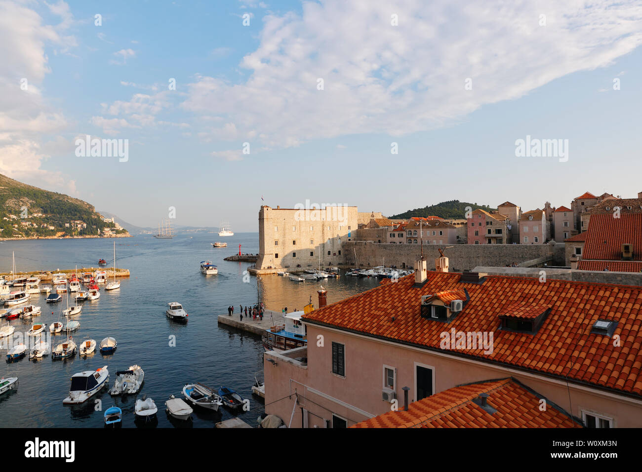 Dubrovnik, vista della zona del porto e della città durante la prima sera, Dubrovnik, Croazia Foto Stock