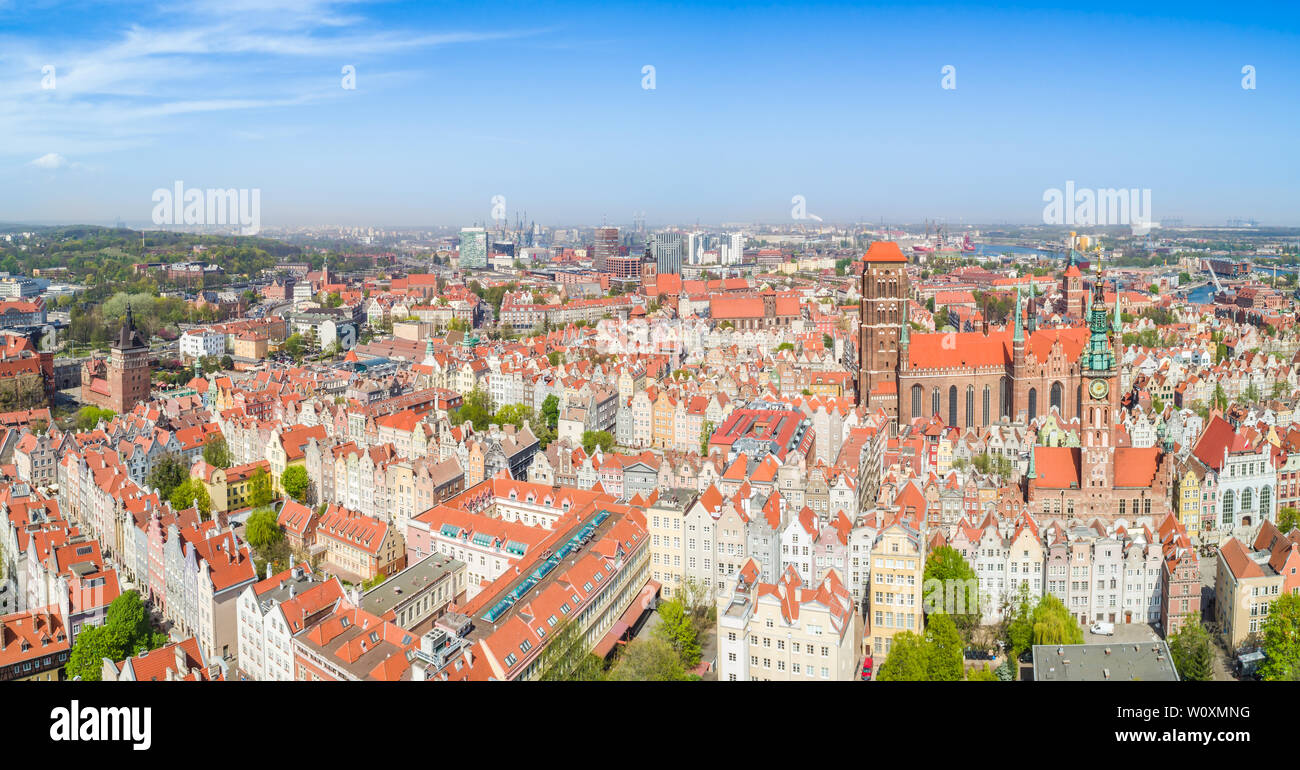 Un panorama della città vecchia di Danzica con il visibile St. Mary's Basilica. Paesaggio dell'antenna. Danzica dall occhio di un uccello. Foto Stock