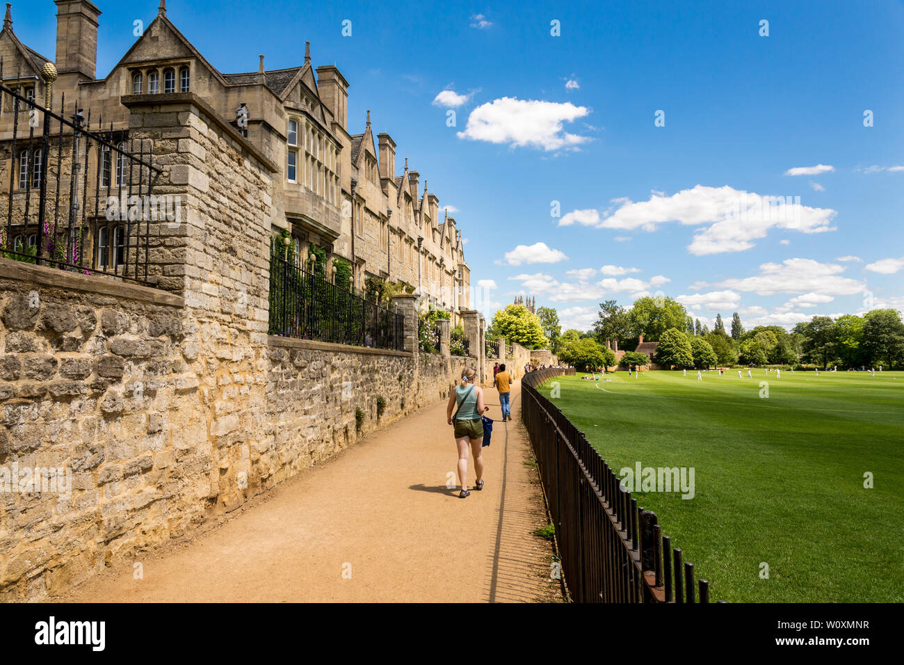 Il retro del Merton College nel sole sotto un cielo blu con nuvole bianche su una bella giornata estiva nella famosa città universitaria di Oxford. Foto Stock