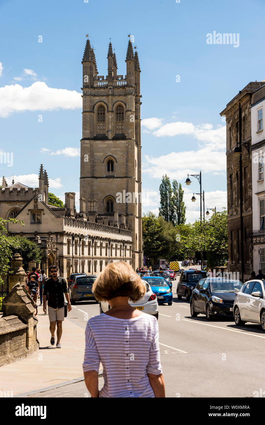 Una vista lungo High St di 144 piedi di altezza Magdalen Tower, la piu' alta torre in Oxford, su una bella e soleggiata giornata estiva nella città universitaria. Foto Stock