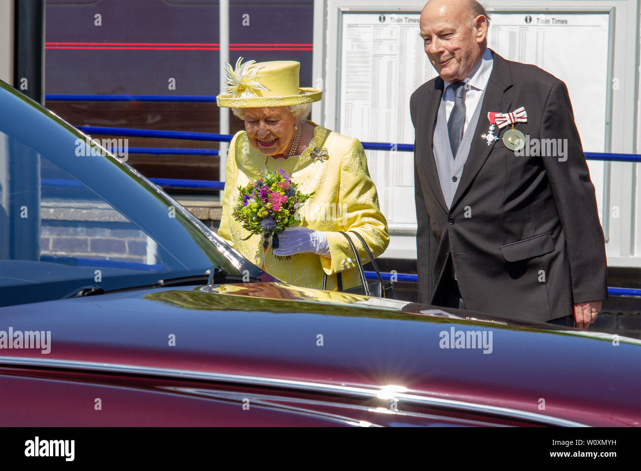 Sua Maestà la Regina Elisabetta II può contenere fiori sul suo arrivo presso il Croy stazione ferroviaria durante la sua visita a Greenfaulds High School di Cumbernauld.la Regina Elisabetta II è in visita Greenfaulds High School di Cumbernauld come parte di una settimana di royal combattimenti in tutta la Scozia. Foto Stock