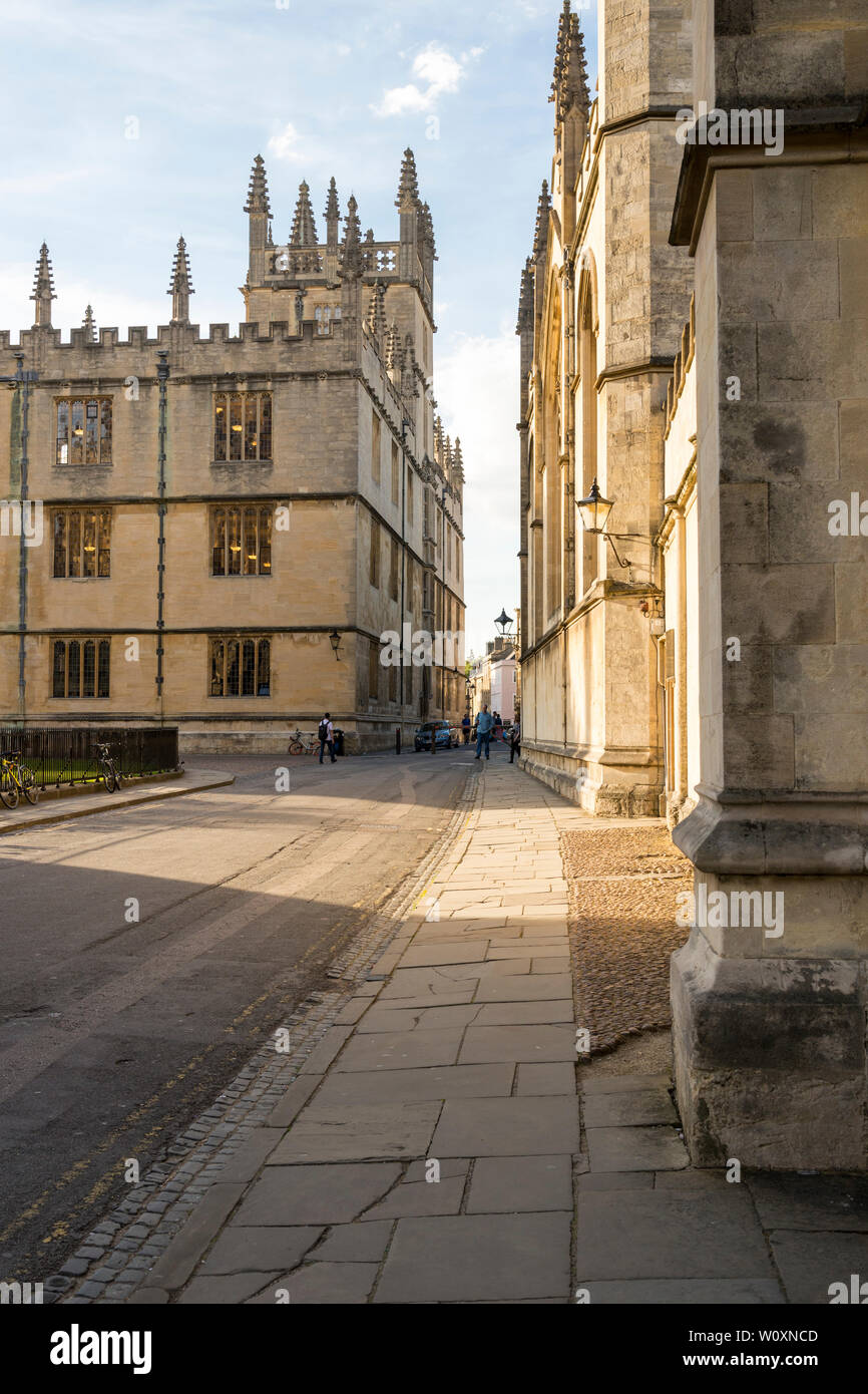 Una bella sera d'estate nella famosa città universitaria di Oxford. La vista a nord verso la Libreria di Bodleian lungo una tranquilla Catte San Foto Stock