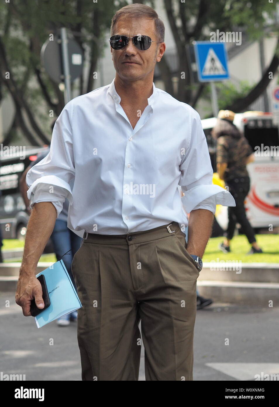 MILANO, Italia: 15 giugno 2019: fashion blogger street style outfit prima  di Armani fashion show durante Milano Fashion Week Uomo 2019/2020 Foto  stock - Alamy
