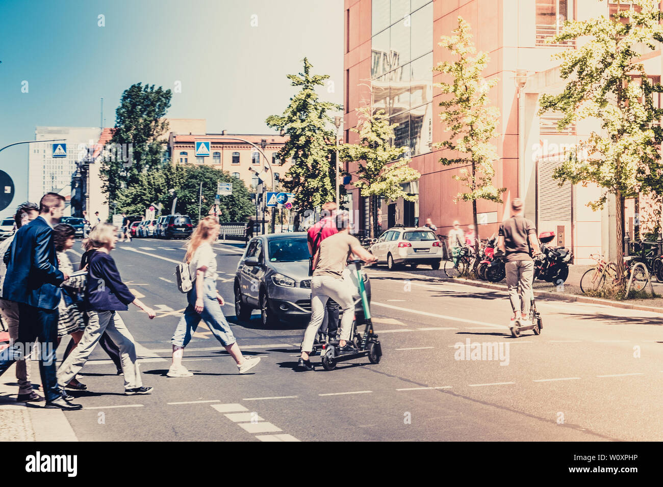 La gente di strada di attraversamento al semaforo - il traffico della città concetto - Foto Stock