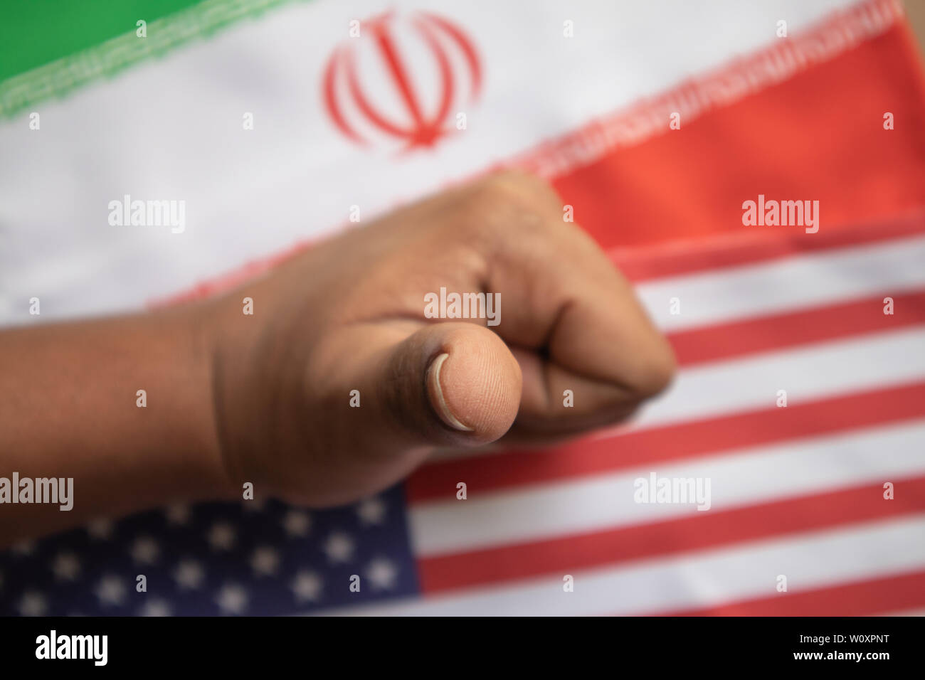 Concetto di relazioni bilaterali di noi e Iran deal mostra con bandiera e le mani che mostra di trattare gesto. Foto Stock