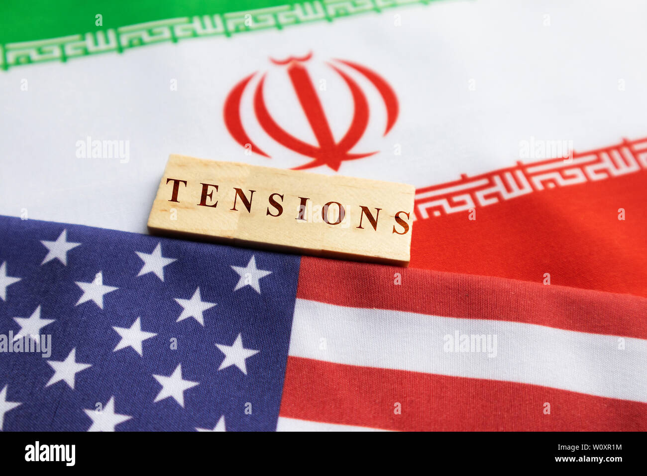 Concetto di relazioni bilaterali di noi e Iran che mostra con la bandiera e la guerra con il blocco di legno lettere. Foto Stock