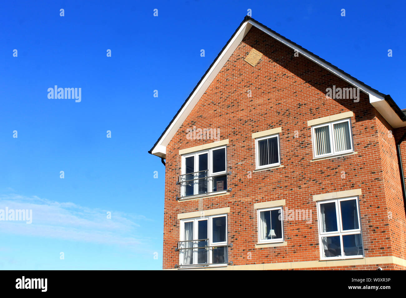 Angolo della casa moderna con cielo azzurro sfondo, Scarborough, in Inghilterra. Foto Stock