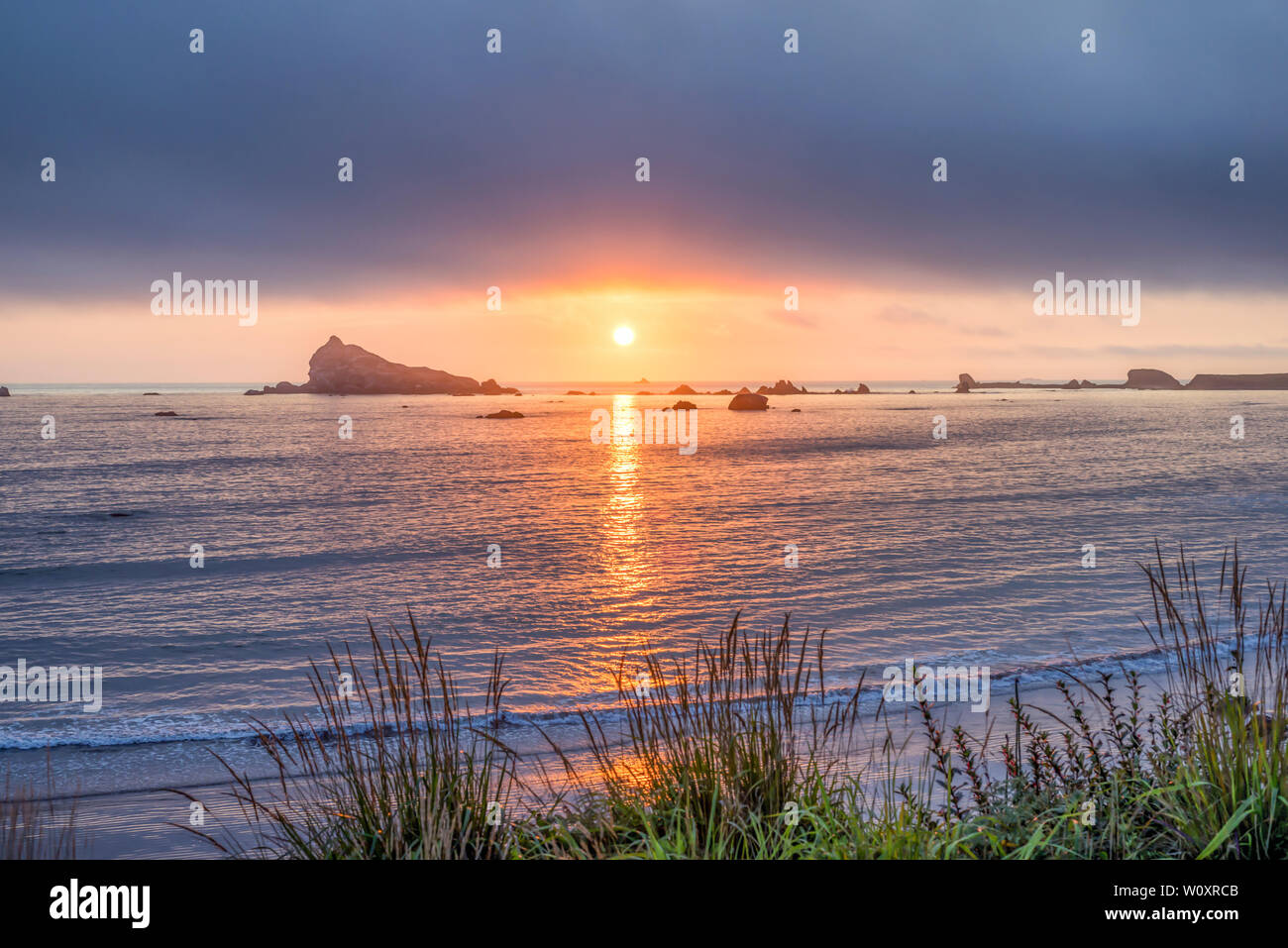 Coastal tramonto visto da sopra la spiaggia di ciottoli. Crescent City, California, Stati Uniti d'America. Foto Stock