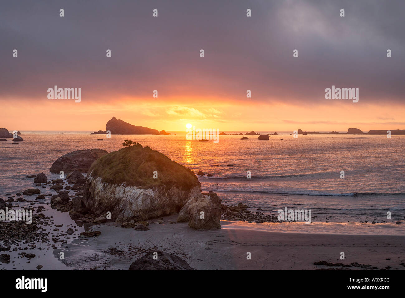 Coastal tramonto visto da sopra la spiaggia di ciottoli. Crescent City, California, Stati Uniti d'America. Foto Stock