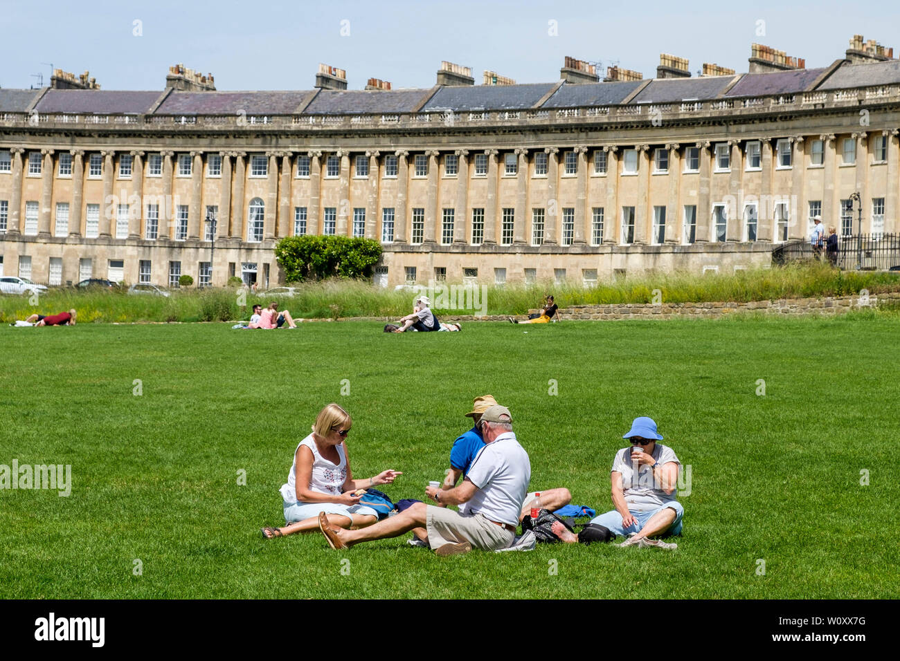 Bagno, Somerset, Regno Unito. Il 28 giugno, 2019. Regno Unito: Meteo come il Regno Unito è impostato per godere il weekend più caldo dell'anno finora, gente di fronte al Royal Crescent sono ritratte godersi il caldo sole. Credito: Lynchpics/Alamy Live News Foto Stock