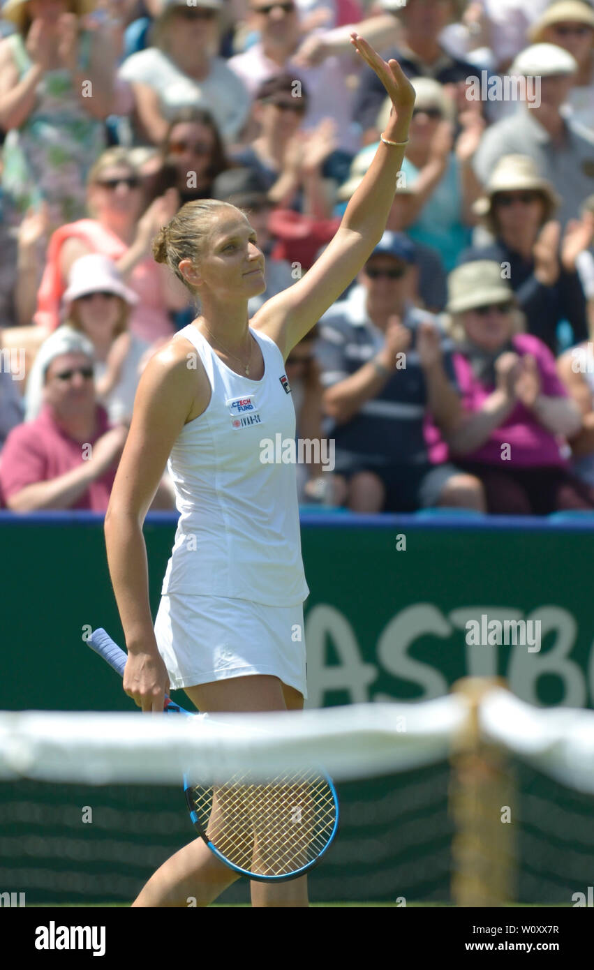 Karolina Pliskova (CZE) vincere il suo semi-finale corrisponde a 6:1, 6:2 sul Centre Court alla natura Valle internazionali di tennis in Devonshire Park, Eastbourne,UK. Il 28 giugno 2019. Foto Stock