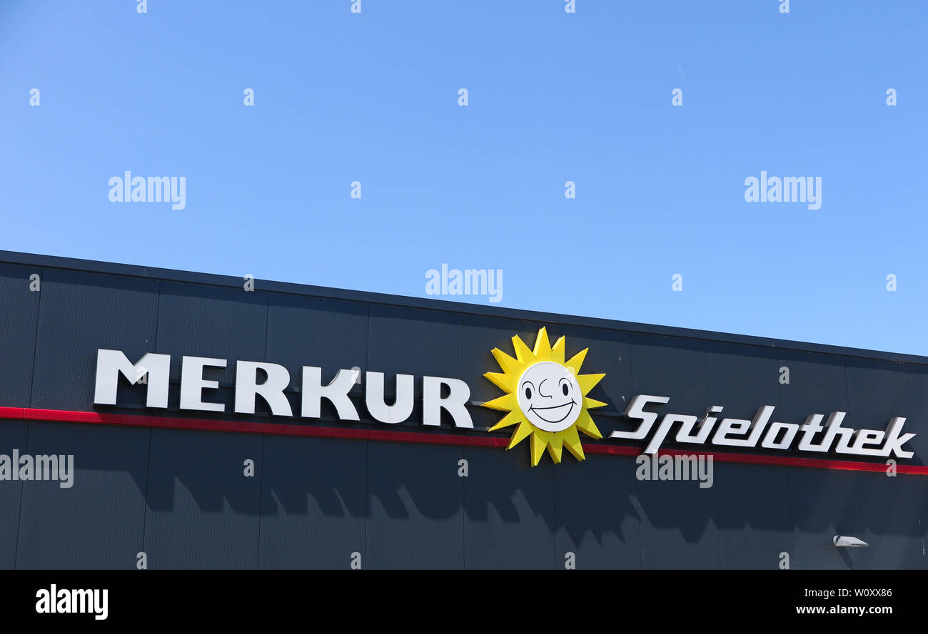 TOENISVORST, Germania - juin 28. 2019: chiusura del testo e logo Sun Merkur Spielothek (tedesco gambling hall catena) con cielo blu Foto Stock