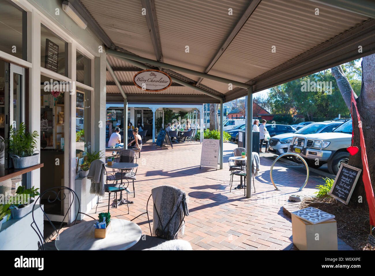Berry, NSW, Australia-June 9, 2019: le persone che si godono il lungo weekend nel piccolo paese storico città di Berry, meglio nota per il pluripremiato restaur Foto Stock