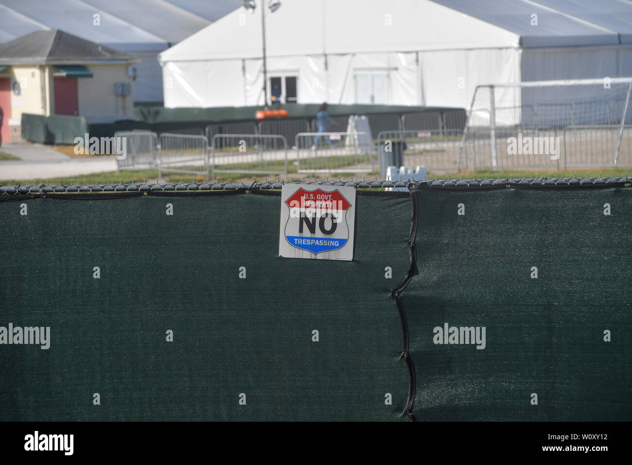 HOMESTEAD, FLORIDA - 27 giugno: atmosfera di impianto tenendo i bambini migranti di fronte a un centro di detenzione. Il controverso a profitto del centro di detenzione detiene circa 2.300 bambini di età compresa fra 13 e 17, che sono stati collocati a cura del Dipartimento della sanità e dei servizi umani dopo essere stati detenuti alla frontiera il 27 giugno 2019.Il 26 giugno 2019 a Homestead, Florida Persone: atmosfera Foto Stock