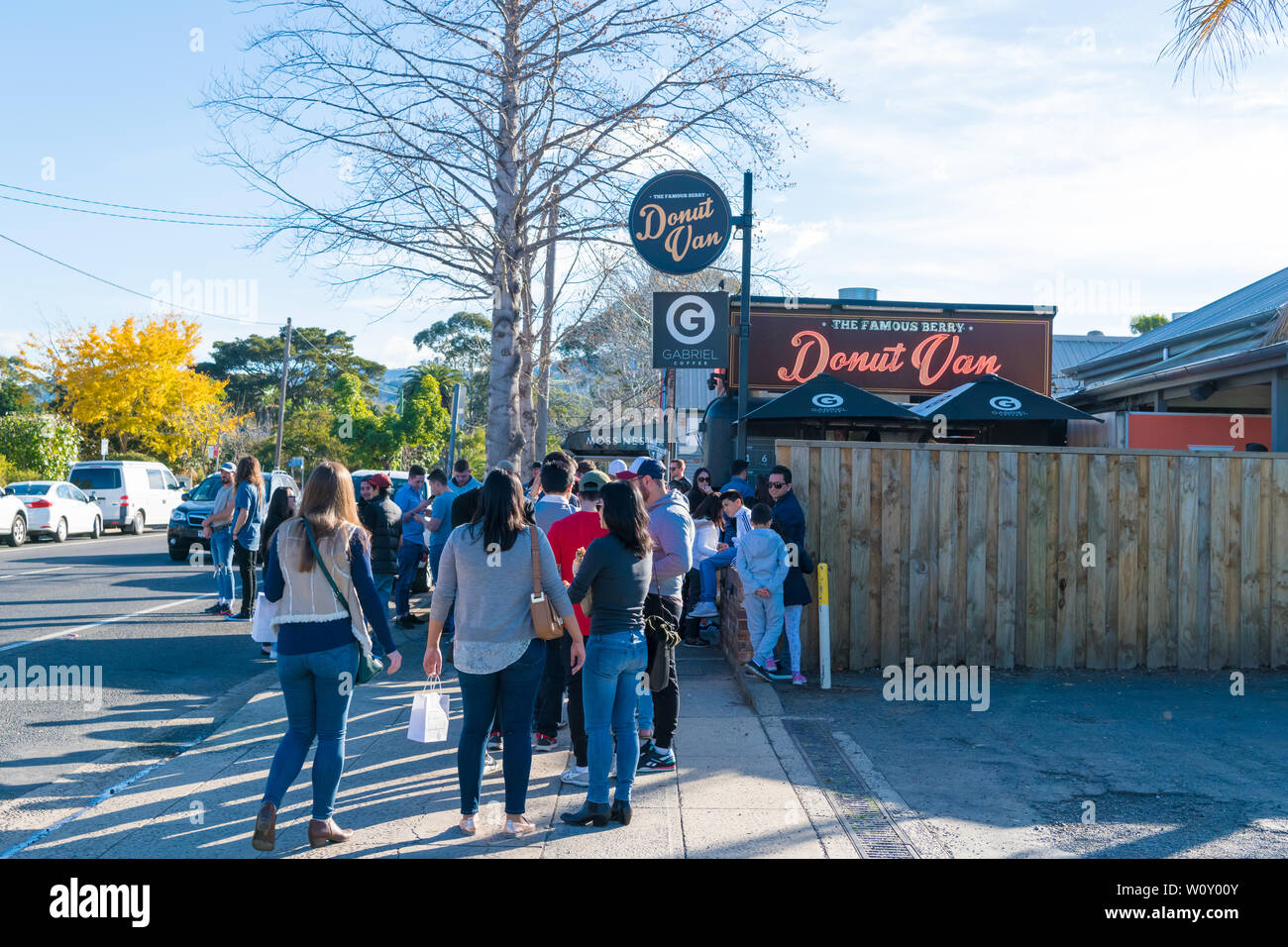 Berry, NSW, Australia-June 9, 2019: le persone che si godono il lungo weekend nel piccolo paese storico città di Berry, meglio nota per il pluripremiato restaur Foto Stock