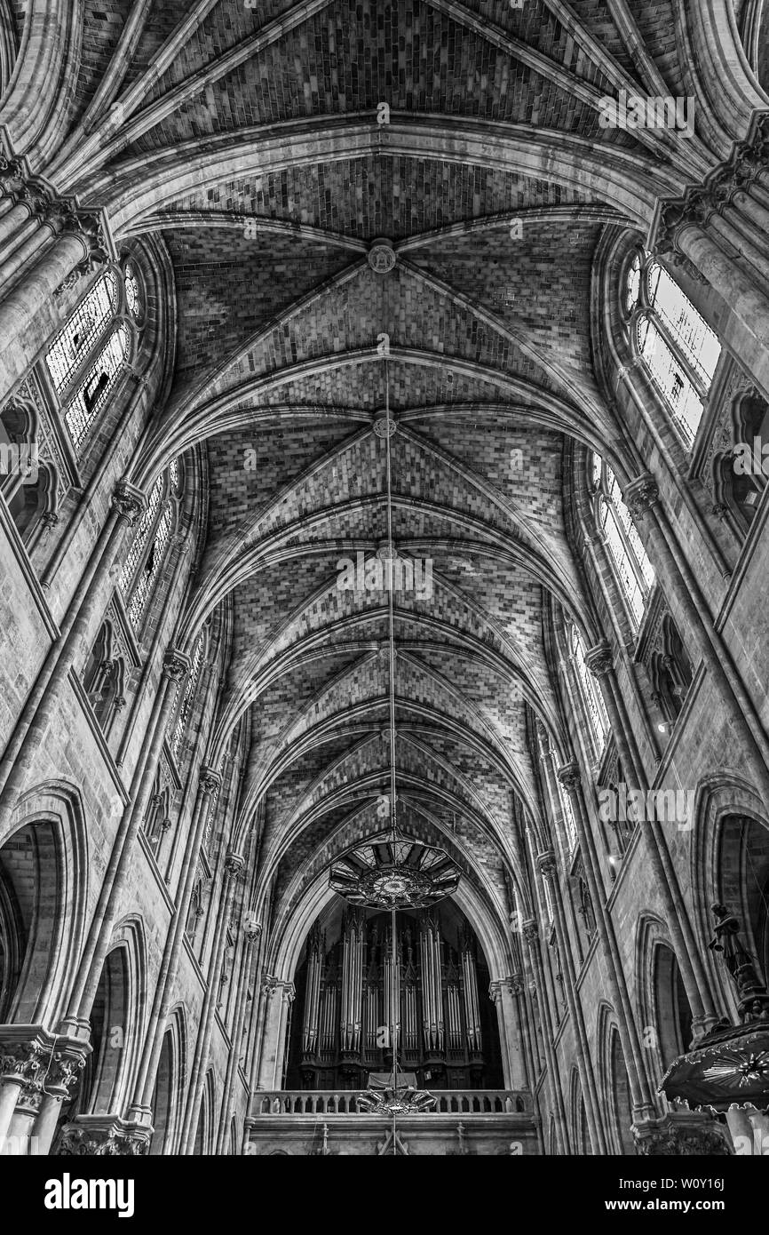 La chiesa di Saint-Louis des Chartrons a Bordeaux, Francia. 1880 Gothic Revival stile chiesa cattolica. Il soffitto a volta. Foto Stock