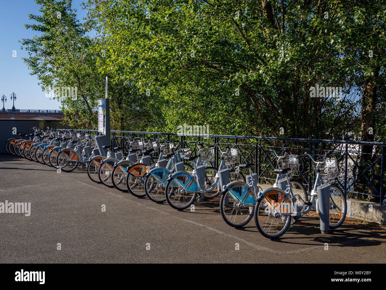 Le Velo de Bordeaux. Noleggio biciclette parco per centro città trasporti pubblici. Popularsite accanto al fiume Garonne a Bordeaux, Gironde, Francia. Foto Stock