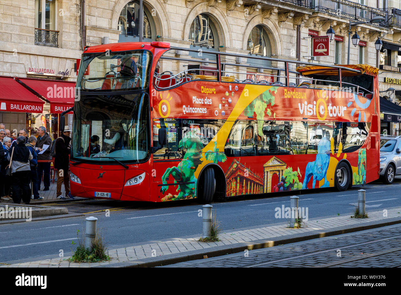 Aprire rosso sormontato Hop-On Hop-Off bus turistici nella città di Bordeaux, nel dipartimento Gironde nel sud-ovest della Francia. Foto Stock