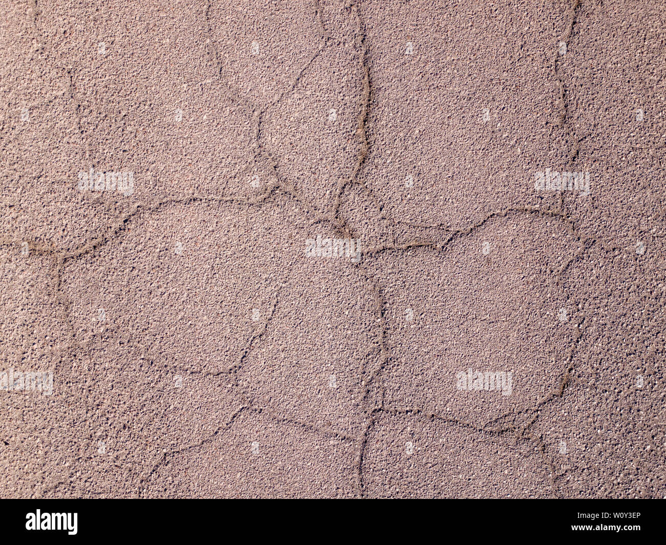 Vecchia strada del deserto con asfalto screpolato, superiore all'immagine aerea. Foto Stock