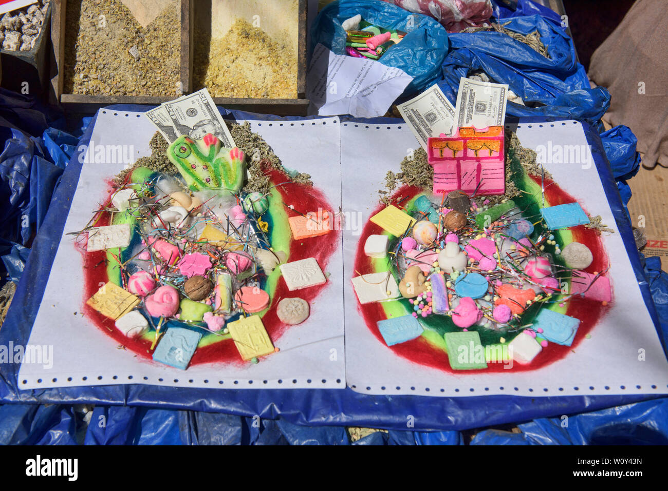 Offerte per Pachamama vicino La Hechiceria streghe Mercato di La Paz in Bolivia Foto Stock