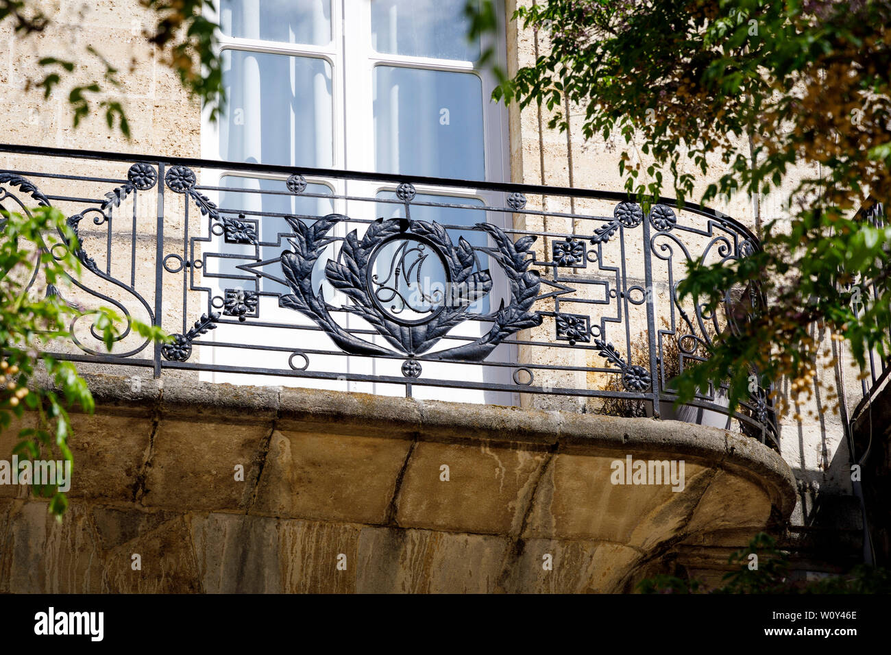Balcone ferro-lavoro nella forma di un motivo con festoni e ghirlande. Bordeaux, Francia. Foto Stock