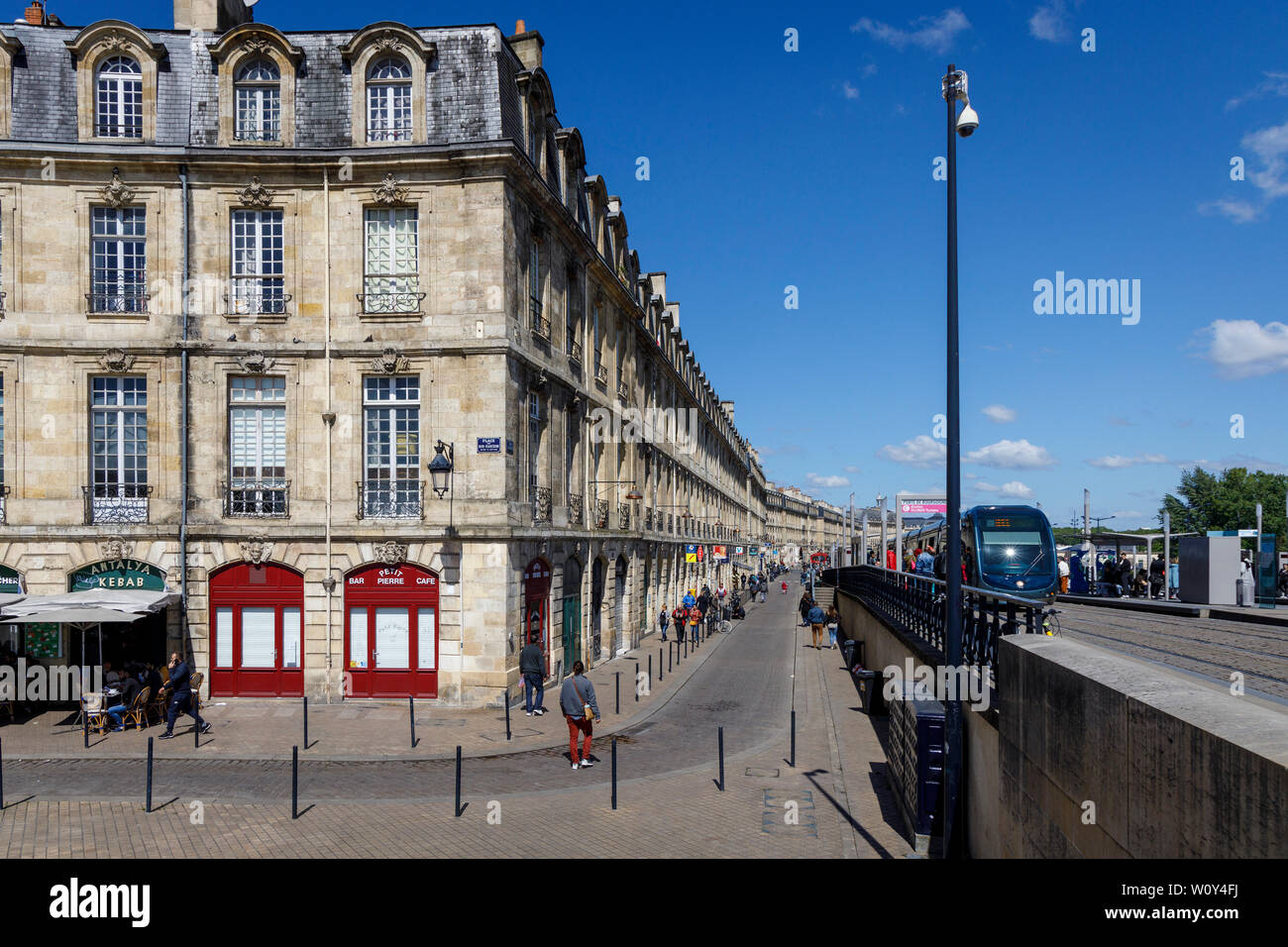 Porte de Bourgogne stazione del tram sul Quai Richelieu, Bordeaux, Francia. Parte del sistema di trasporti pubblici. Foto Stock