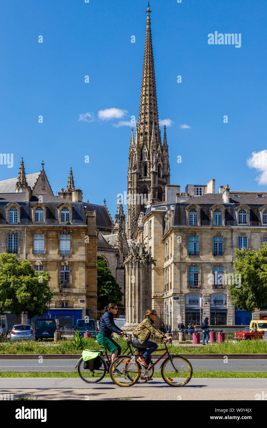 È iniziato in C14 e finito in C16, Basilica di San Michele a Bordeaux, Gironde department, Francia. I ciclisti e gli appartamenti sul Quai de la tomba. Foto Stock