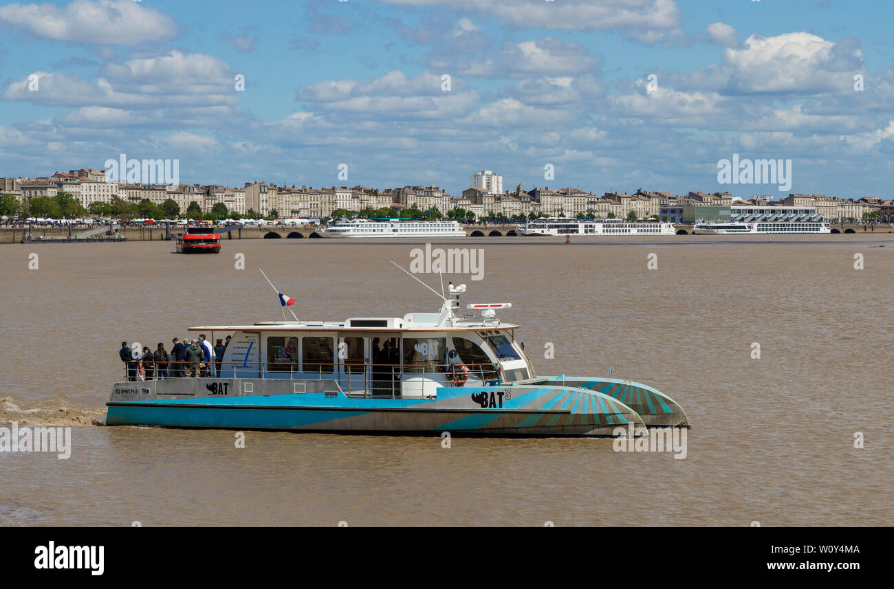 La BAT3 traghetto sul Fiume Garonne a Bordeaux, Gironde department, Francia. Parte della città integrata del sistema di trasporto. Foto Stock