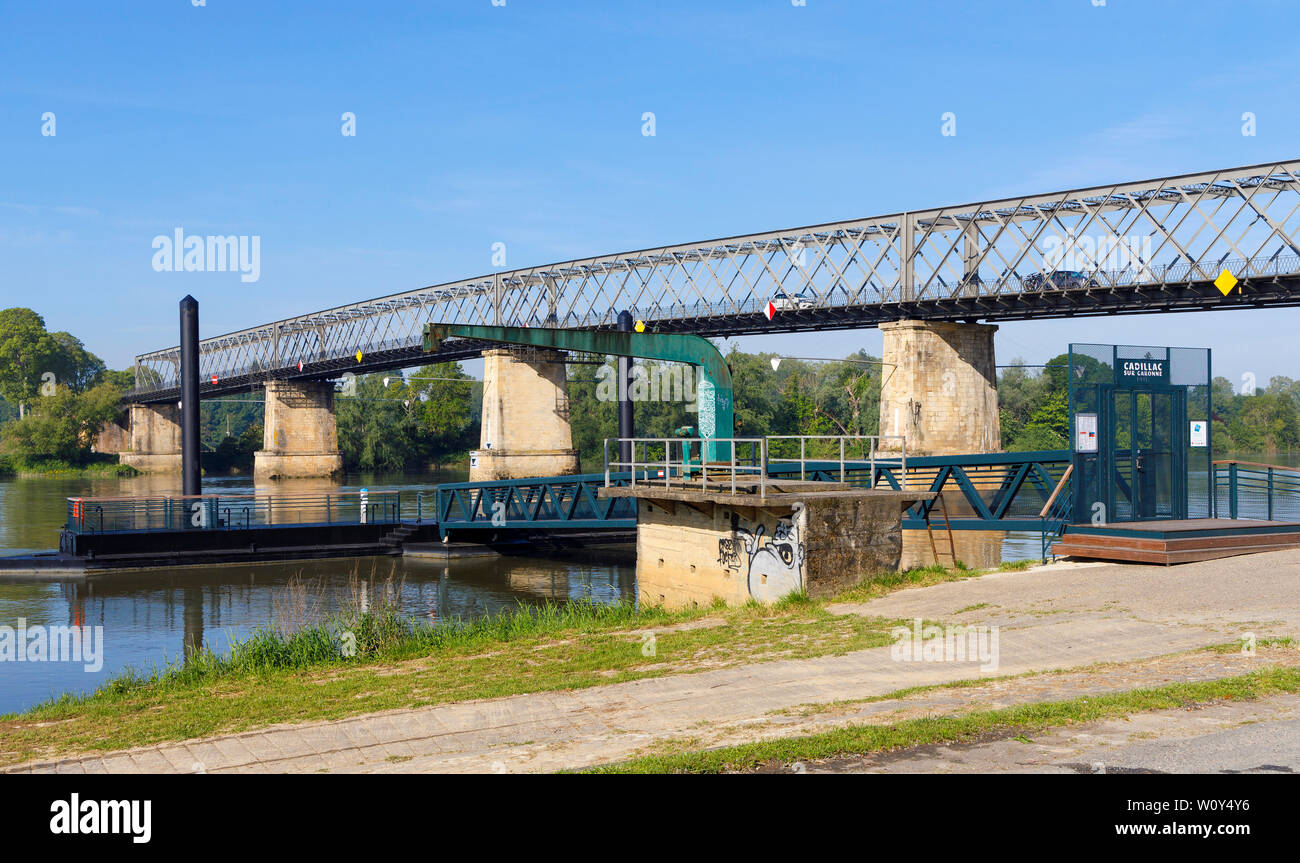 Il Gustave Eiffel progettato C19 ponte in ferro a Cadillac, oltre il Fiume Garonne, nel dipartimento Gironde, Francia. Foto Stock