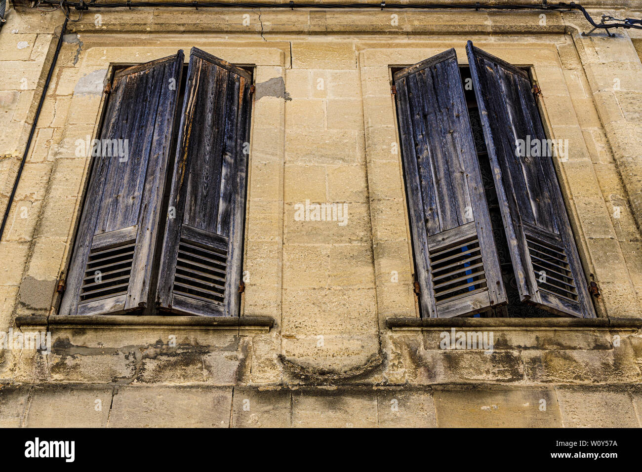 Finestre con imposte sulla proprietà domestica nella città di Cadillac,  vicino a Bordeaux, Francia Foto stock - Alamy