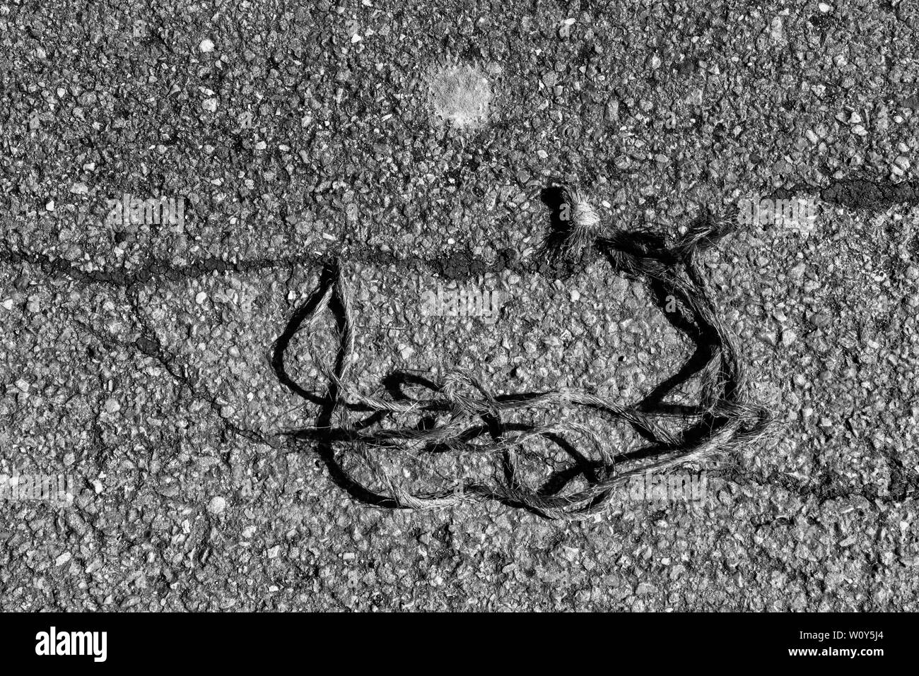 Spago su asfalto, paesaggio di fantasia Foto Stock