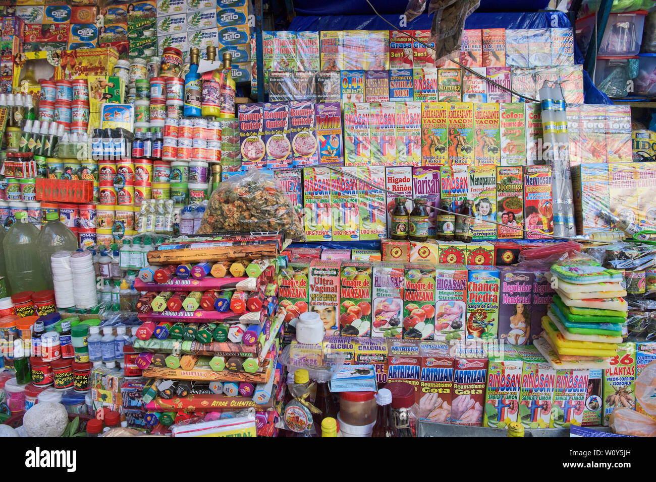 Rimedi popolari per la vendita presso il La Hechiceria streghe Mercato di La Paz in Bolivia Foto Stock