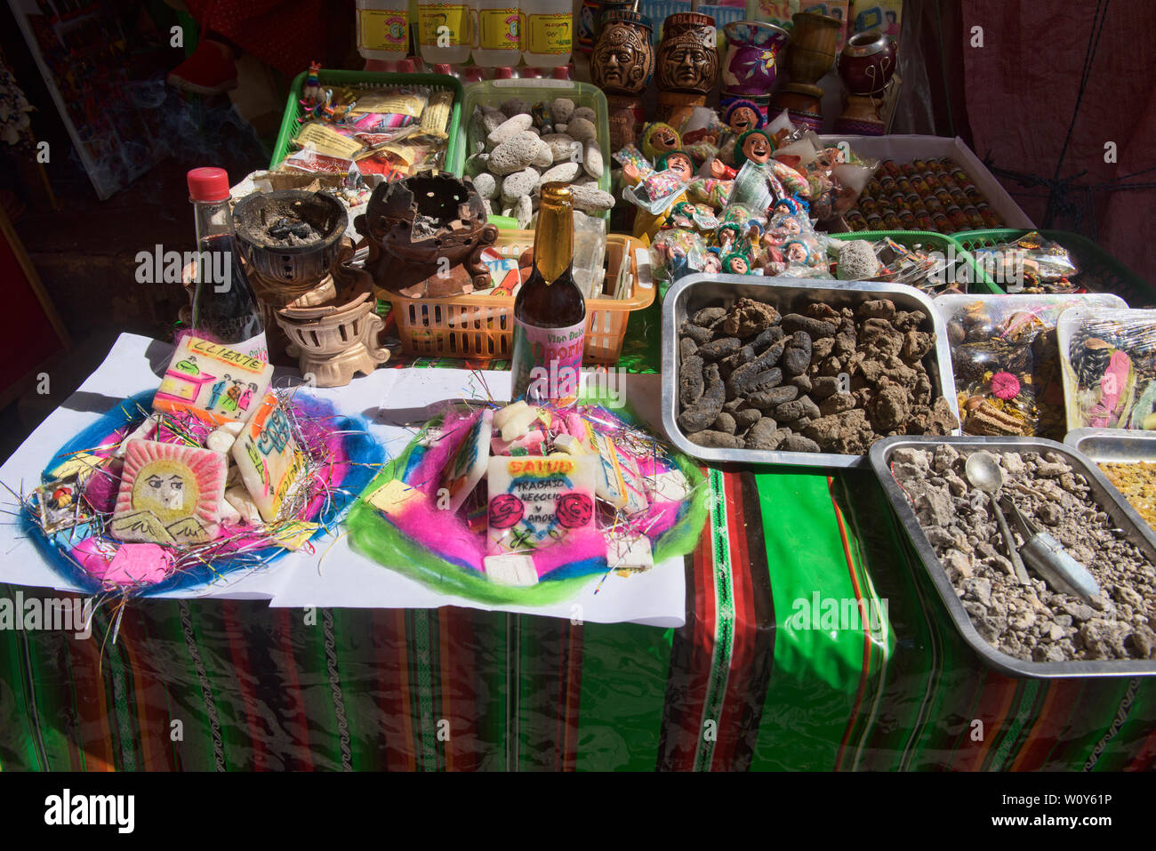Offerte per la vendita presso il La Hechiceria streghe Mercato di La Paz in Bolivia Foto Stock