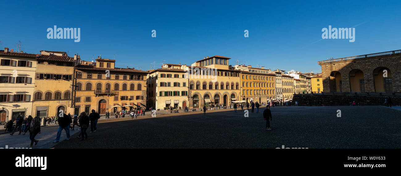 Antichi palazzi di Piazza de Pitti nel centro di Firenze, Toscana, Italia, Europa. Molti turisti passeggiare al sole Foto Stock