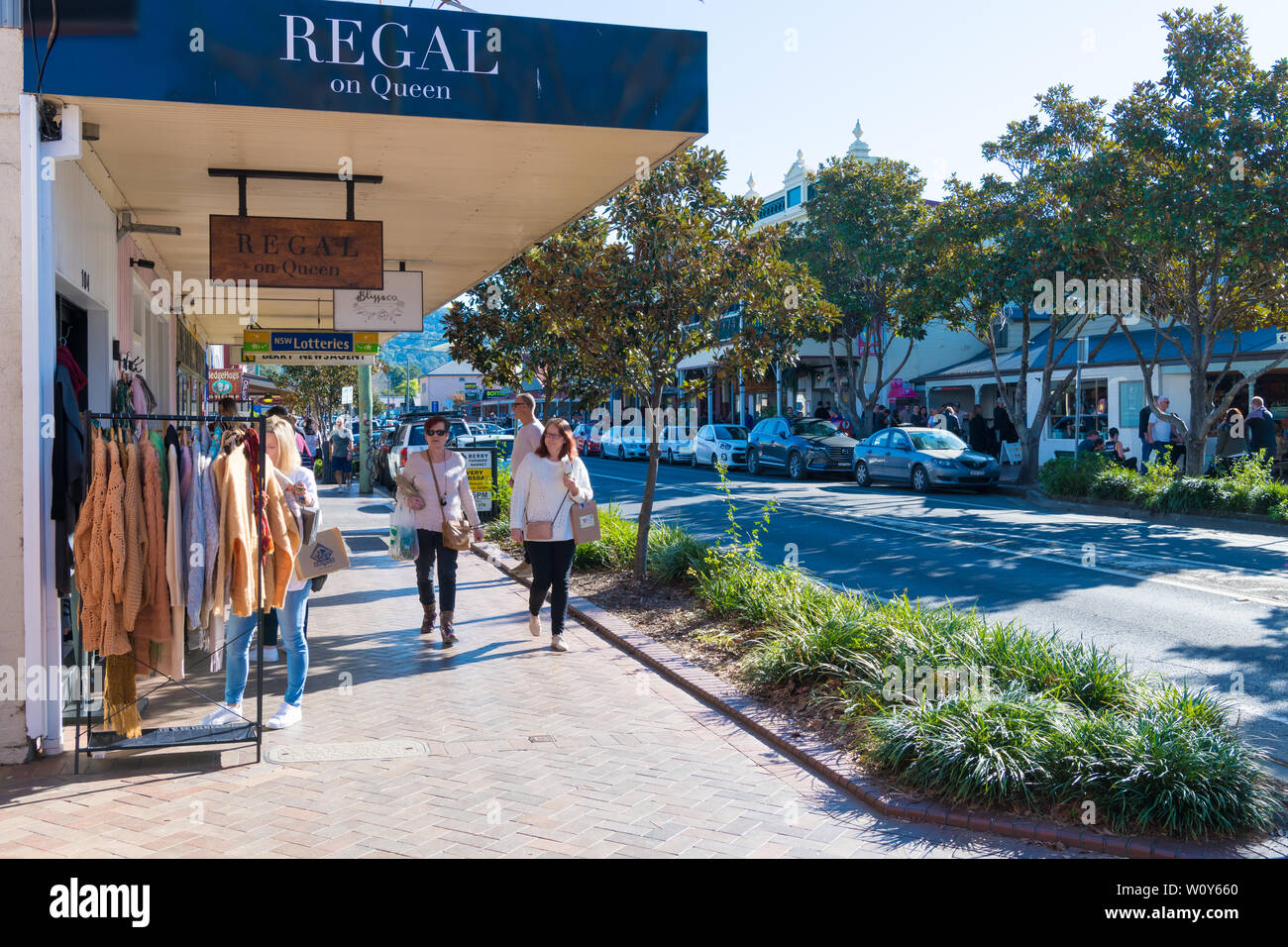 Berry, NSW, Australia-June 9, 2019: le persone che si godono il lungo weekend nel piccolo paese storico città di Berry Foto Stock