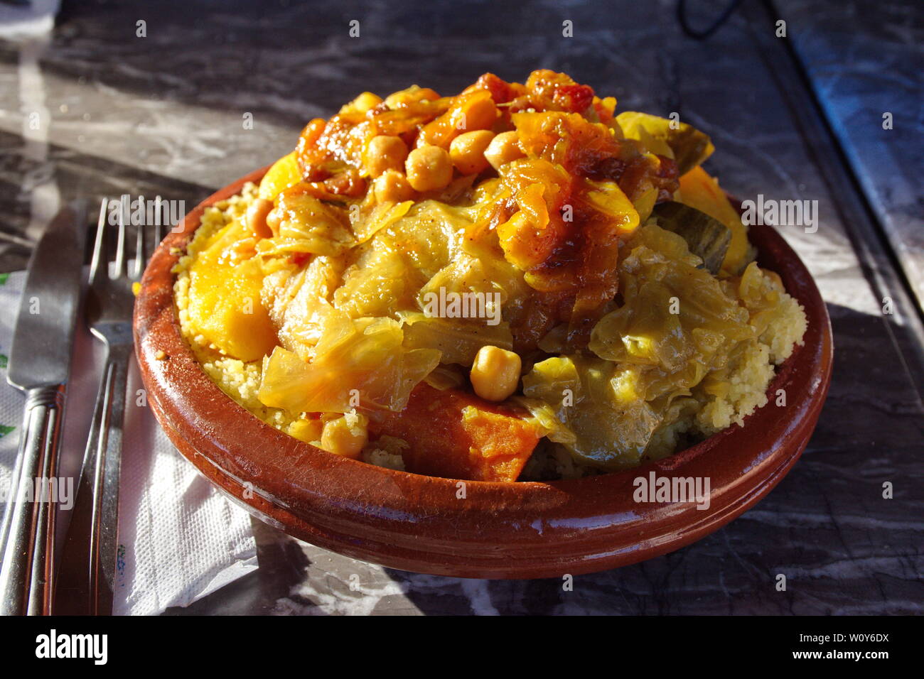 Angolo di Alta Vista del marocchino tradizionale piatto sul tavolo Foto Stock