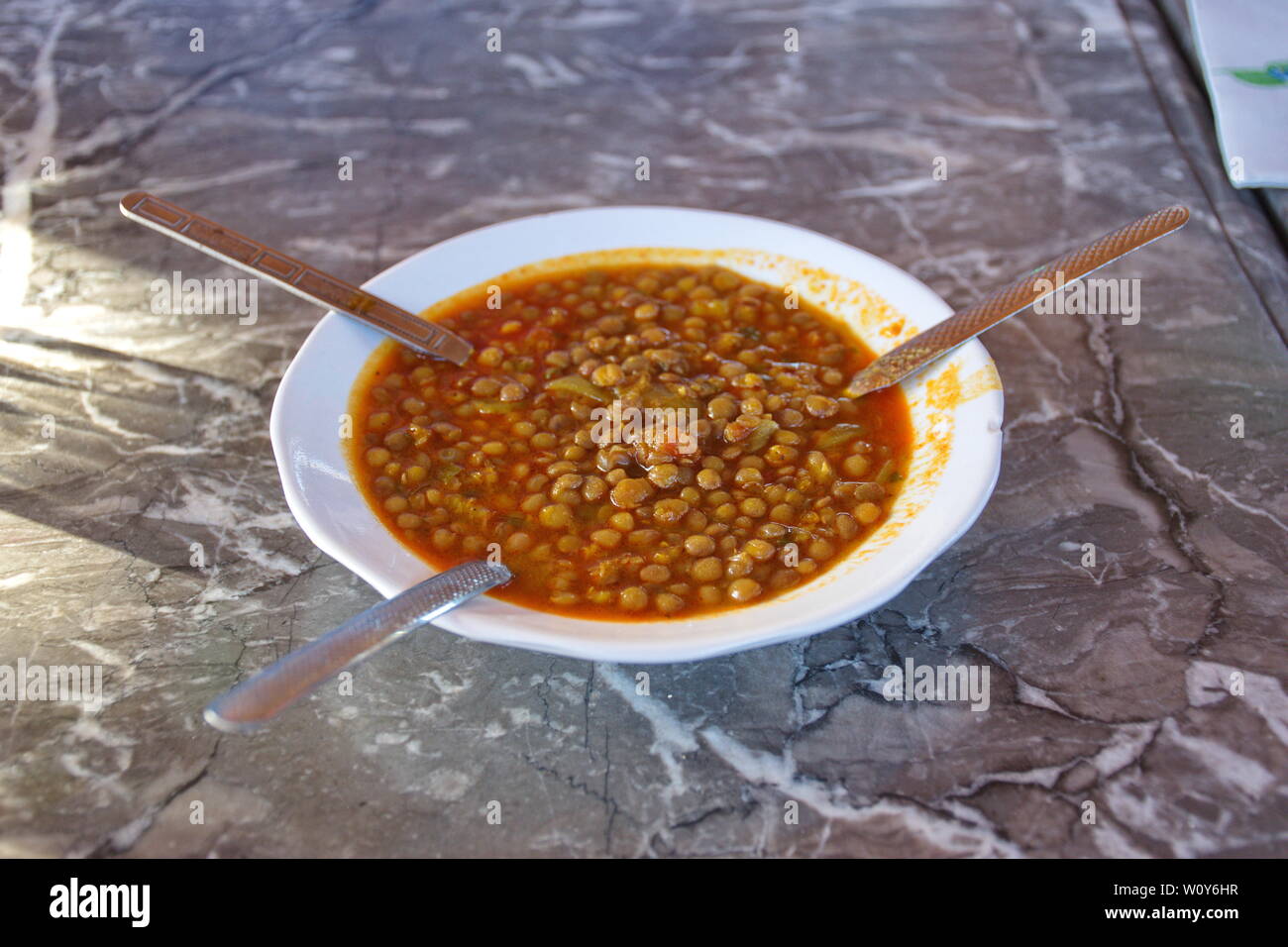 Angolo di Alta Vista della zuppa di lenticchie sul tavolo Foto Stock