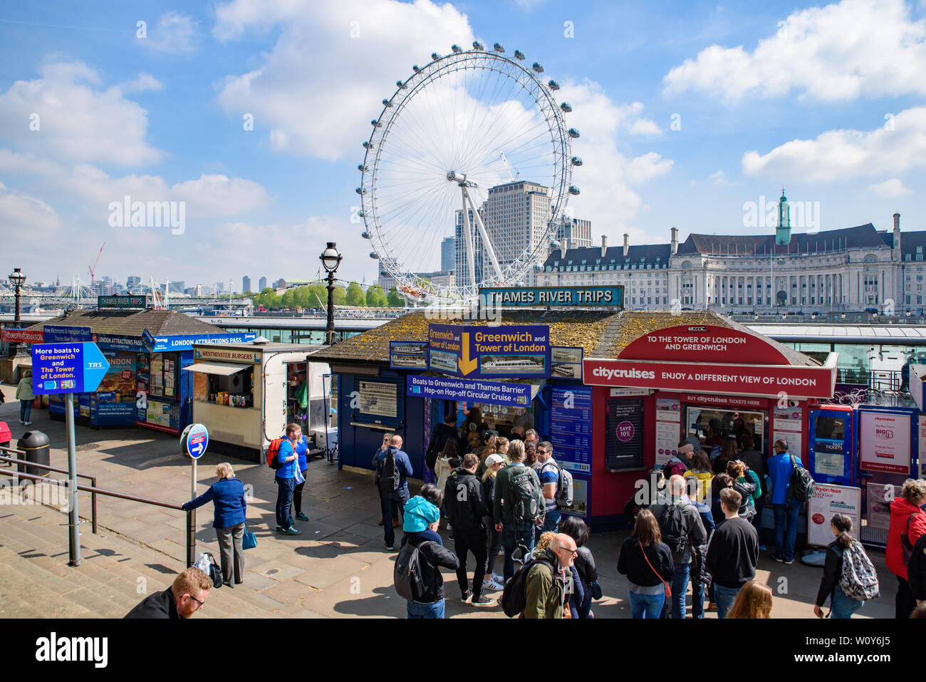 Westminster Millennium Pier sulla sponda nord del fiume Tamigi con la London Eye a sfondo a Londra, Regno Unito Foto Stock