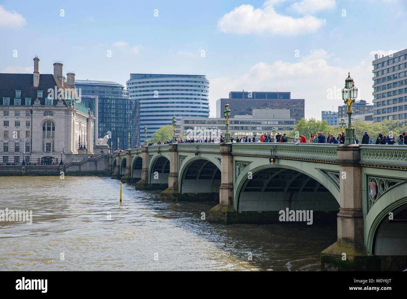 Westminster ponte che attraversa il fiume Tamigi a Londra, Regno Unito Foto Stock