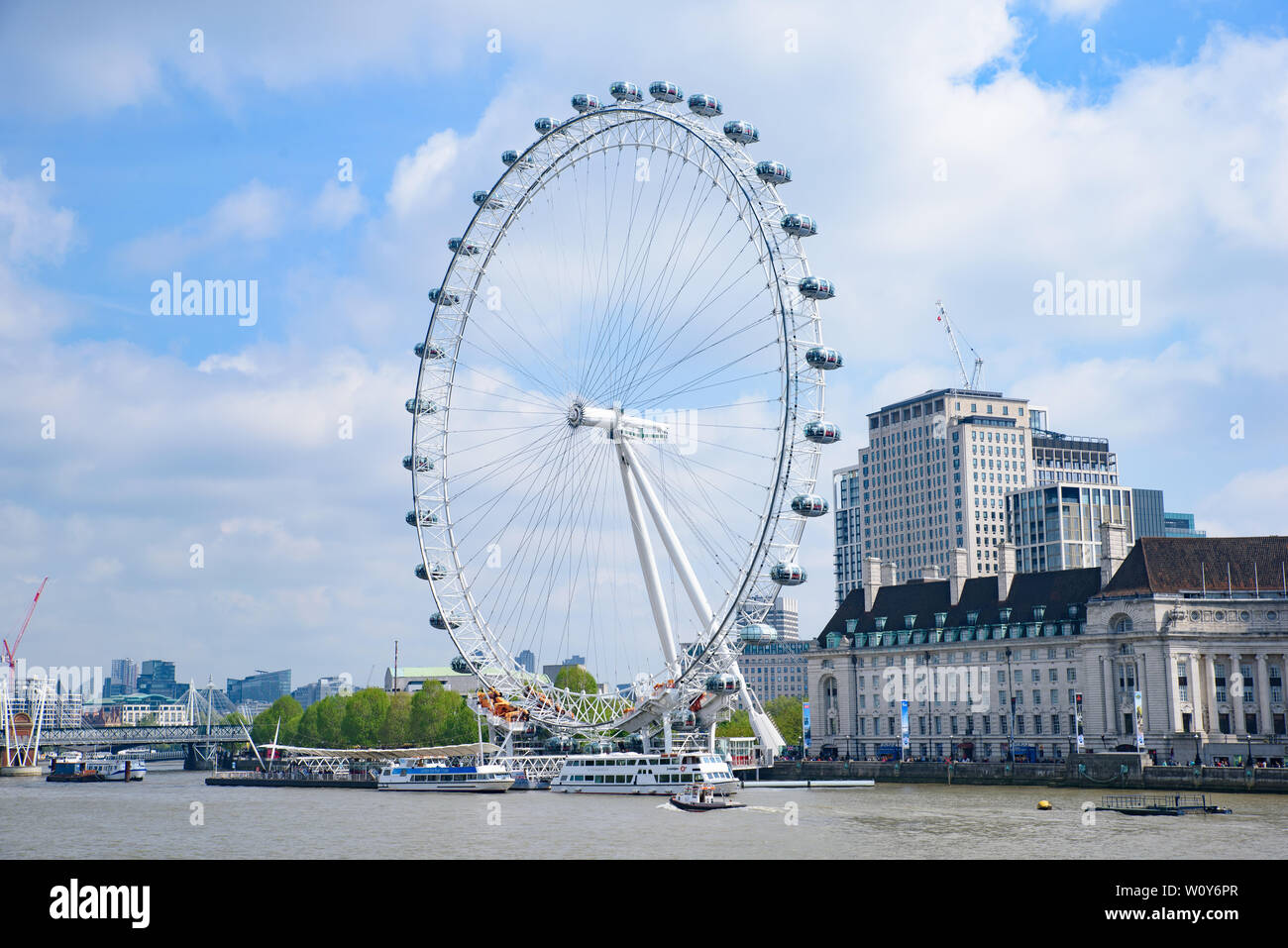 Il London Eye, la famosa ruota di osservazione sulla riva sud del fiume Tamigi a Londra, Regno Unito Foto Stock