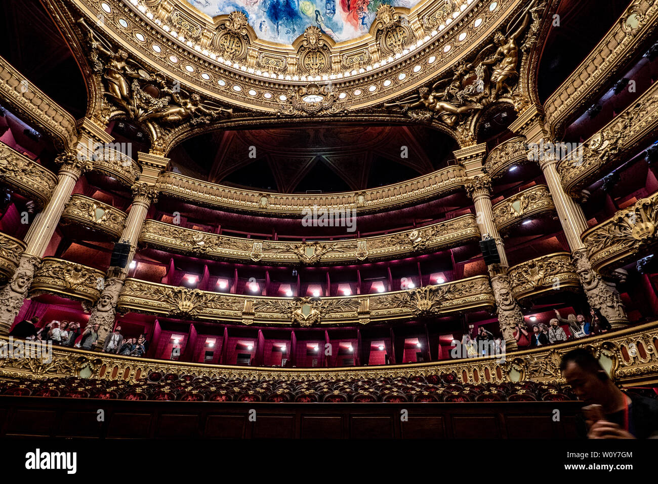 Palais Garnier - Parigi Opera House - gruppi in gita turistica a contemplare la suditorium architettura interni e la decorazione. Parigi, Francia - 14 maggio 2019. Foto Stock