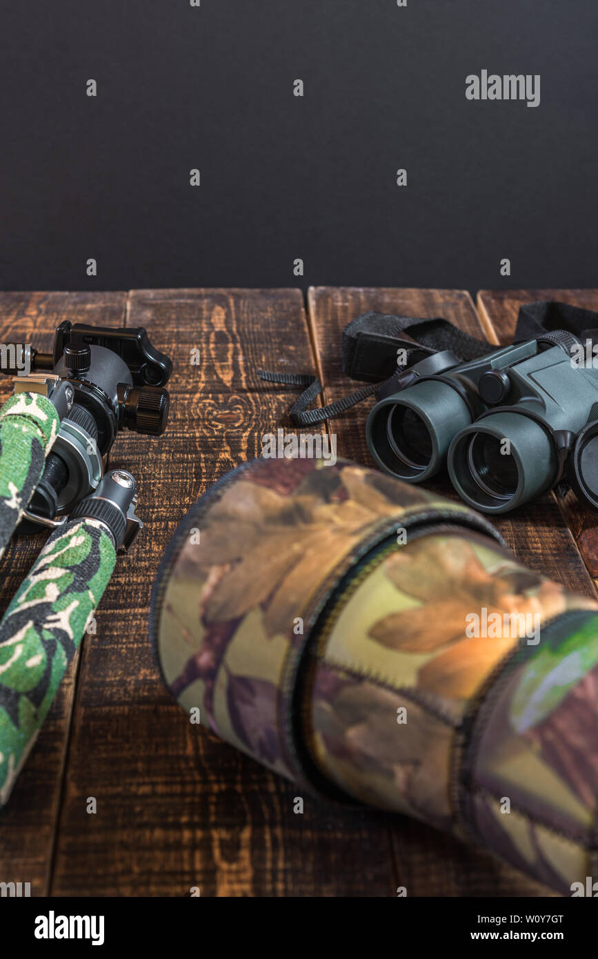 Apparecchiatura per l'osservazione e la fotografia della fauna selvatica su una tavola in legno rustico Foto Stock