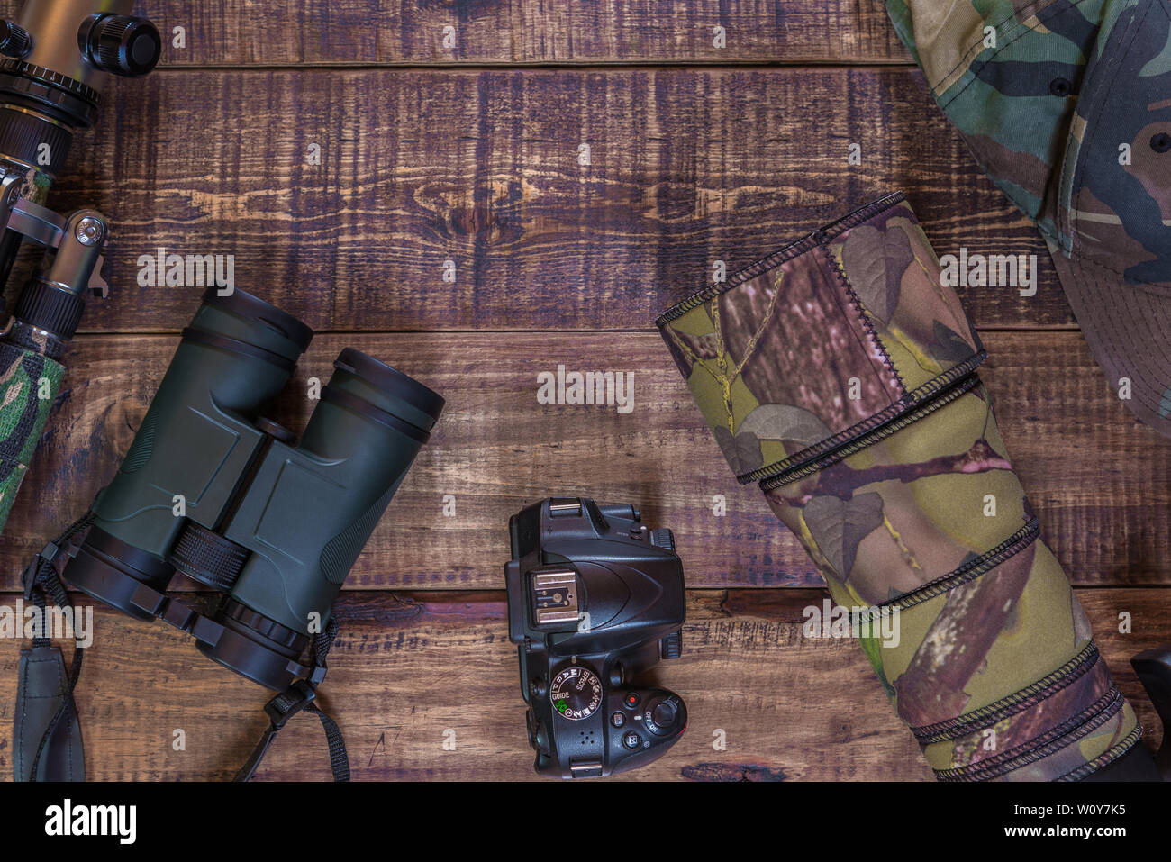 Apparecchiatura per l'osservazione e la fotografia della fauna selvatica su una tavola in legno rustico Foto Stock